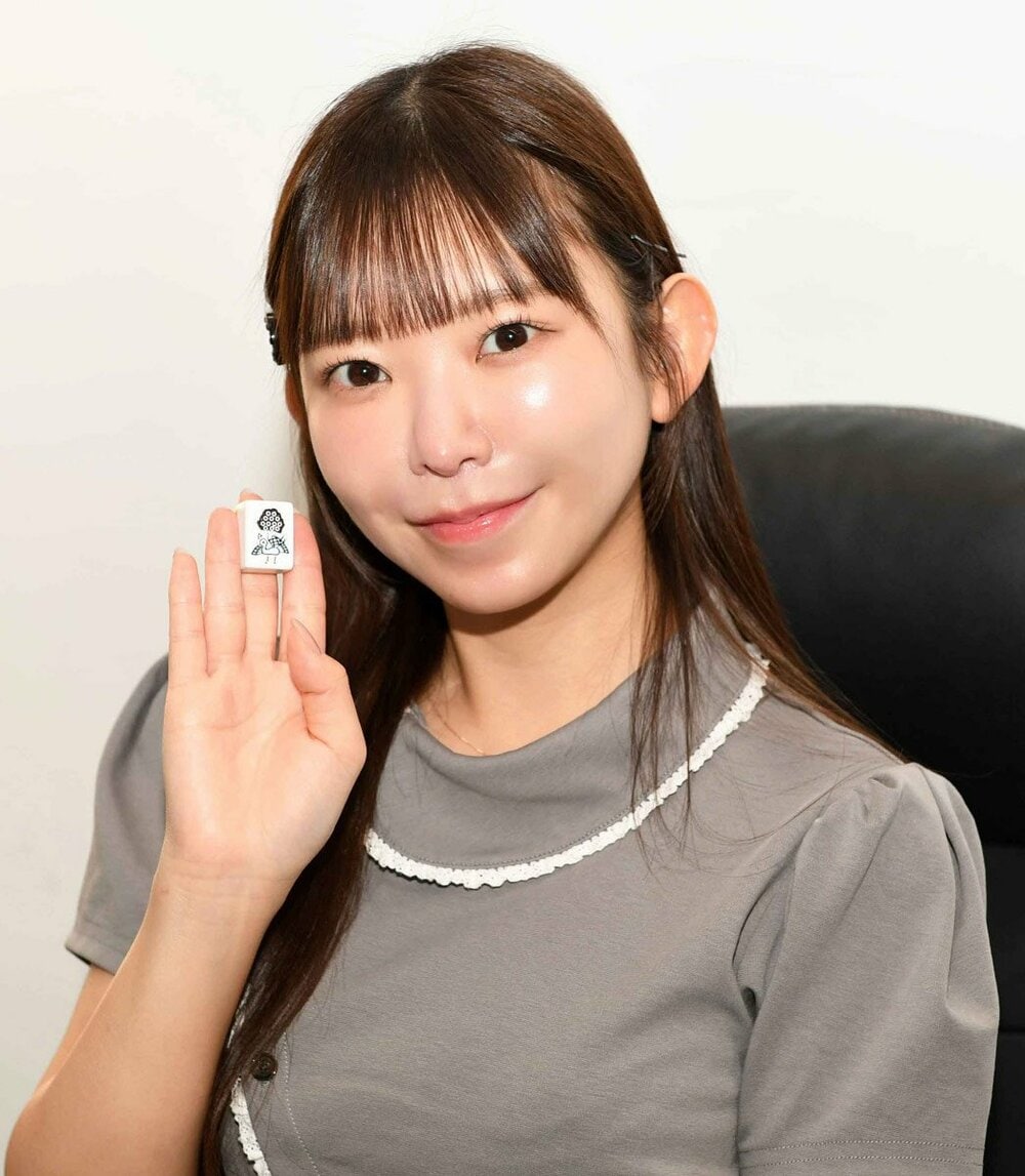 好きな１索を手にする長澤