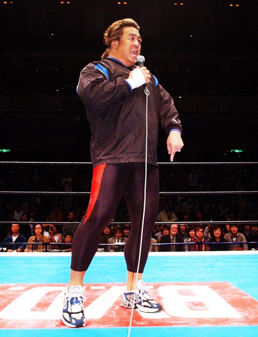 電撃登場した長州（２００４年１０月、両国国技館）