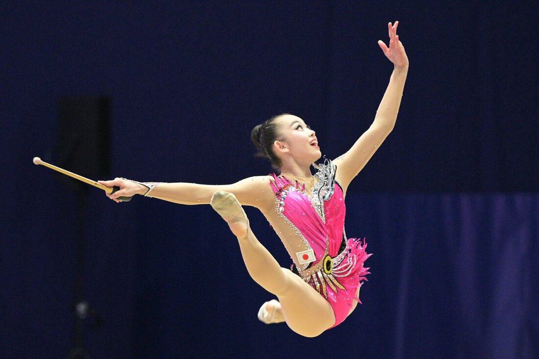 クラブの演技で躍動する鶴田芽生
