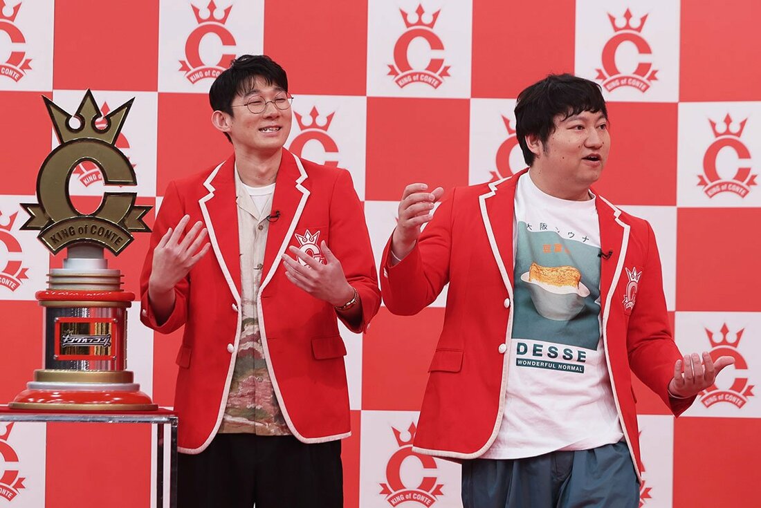 昨年優勝を果たしたロングコートダディ・堂前透(左)と兎