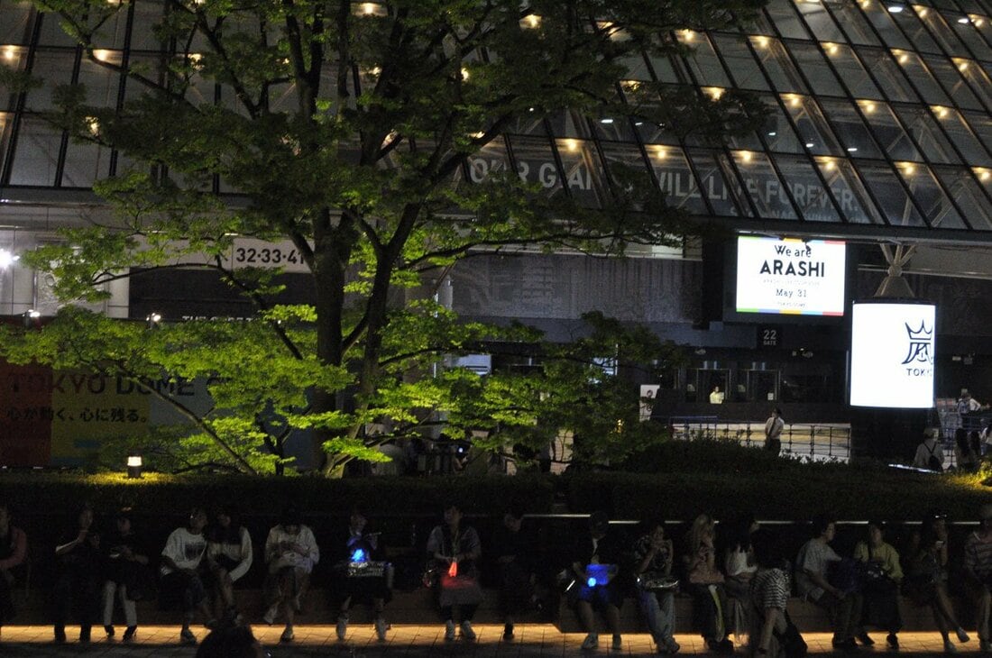 チケットを入手できず、東京ドームの側で最終公演の配信を見る嵐のファンたち