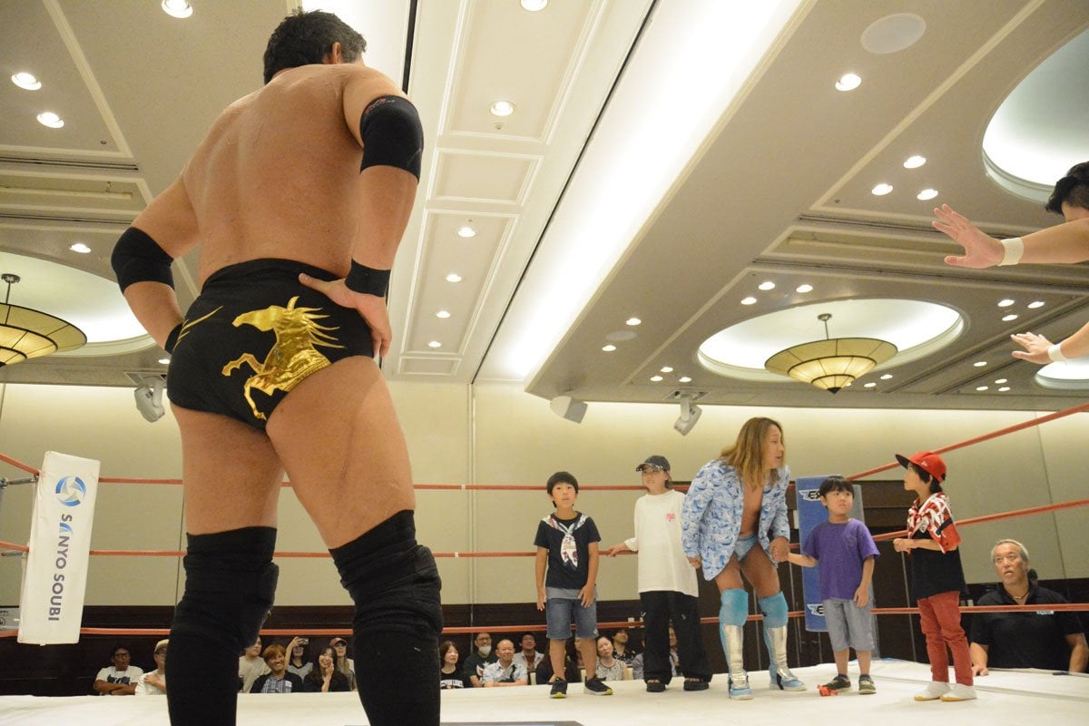 会場の子供たちと6人がかりで石川修司(左)と対峙する黒潮TOKYOジャパン(ゼロワン提供)