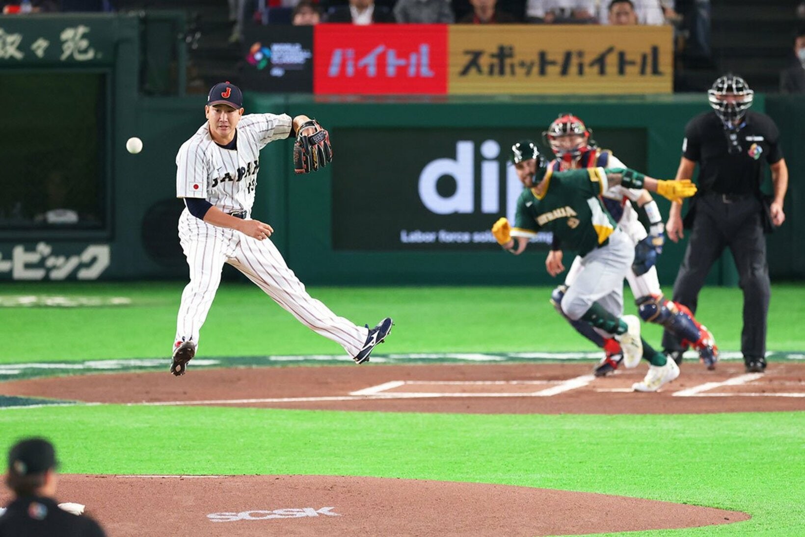 打者のセンター返しに、36歳とは思えぬ反応を見せた侍ジャパン・菅野智之(左)