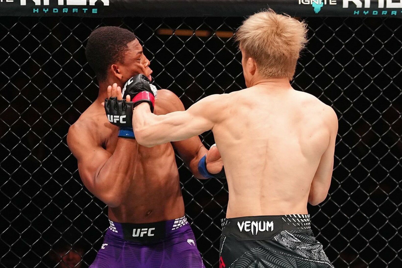 アオリ・チロン(左)に強烈なパンチをヒットさせた朝倉海（©Zuffa LLC/UFC）