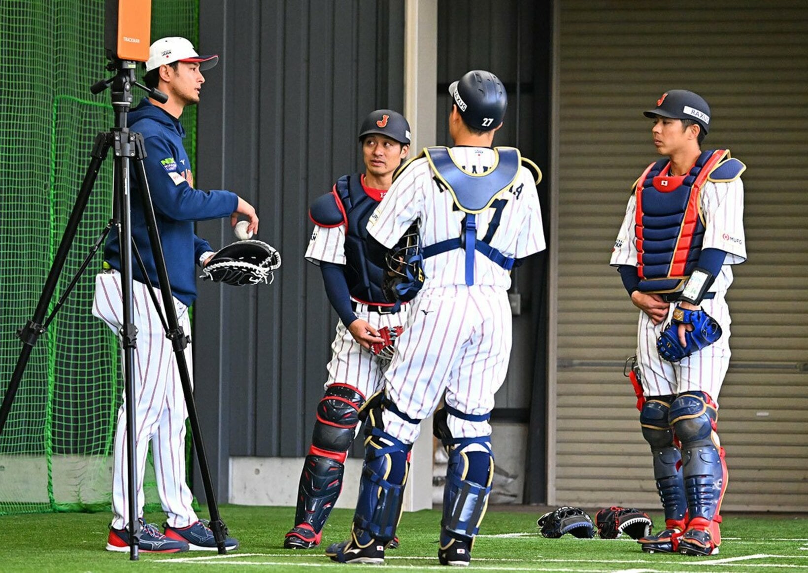 ダルビッシュ(左)は侍捕手陣の坂本誠志郎、中村悠平、若月健矢とも意見交換
