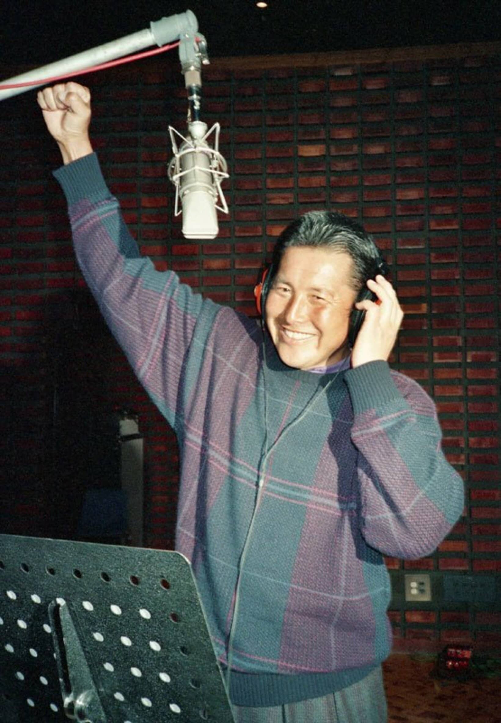 レコーディングを行う尾崎将司さん