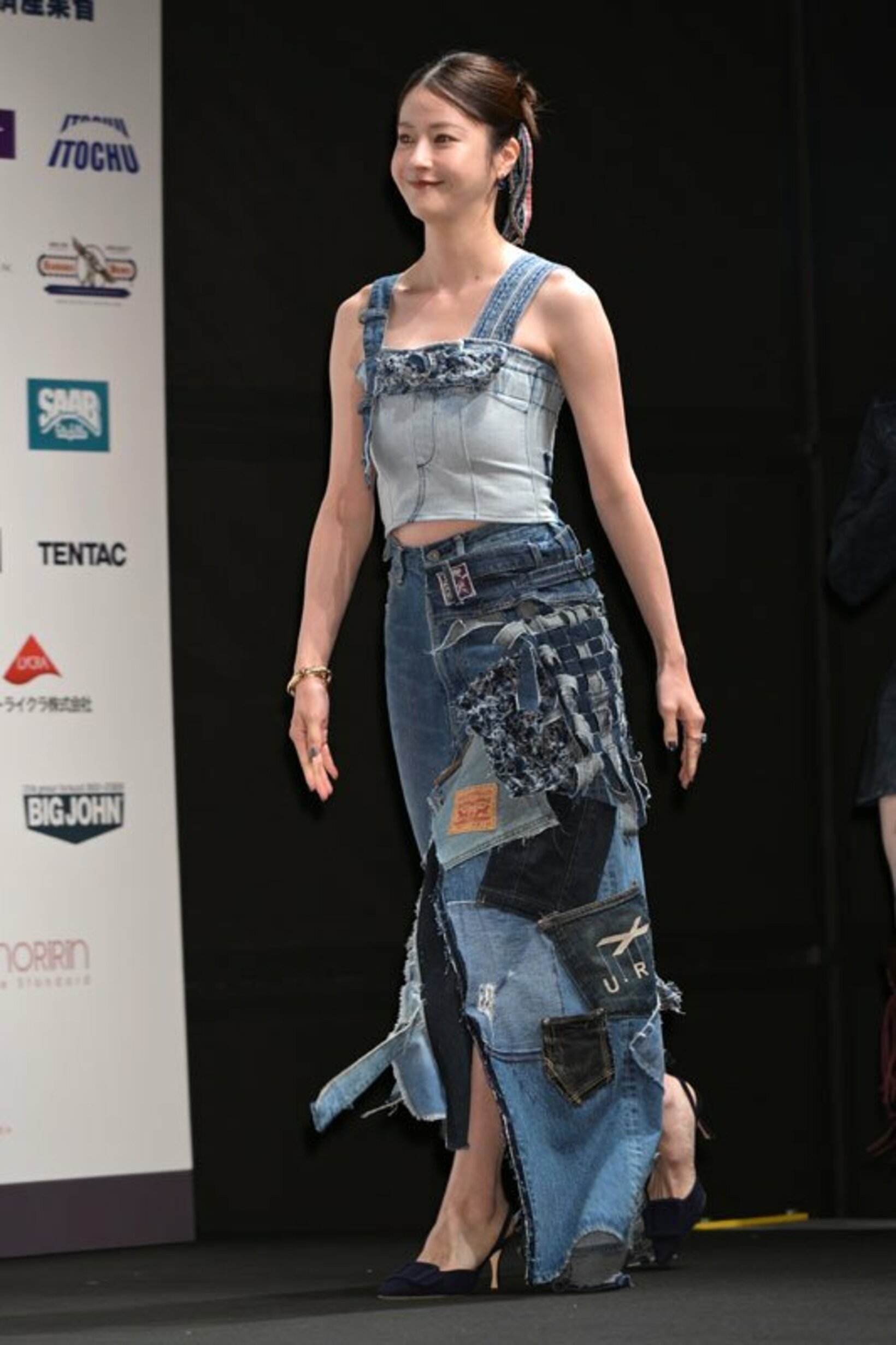 〝特別な一着〟を履いて登場した松本若菜