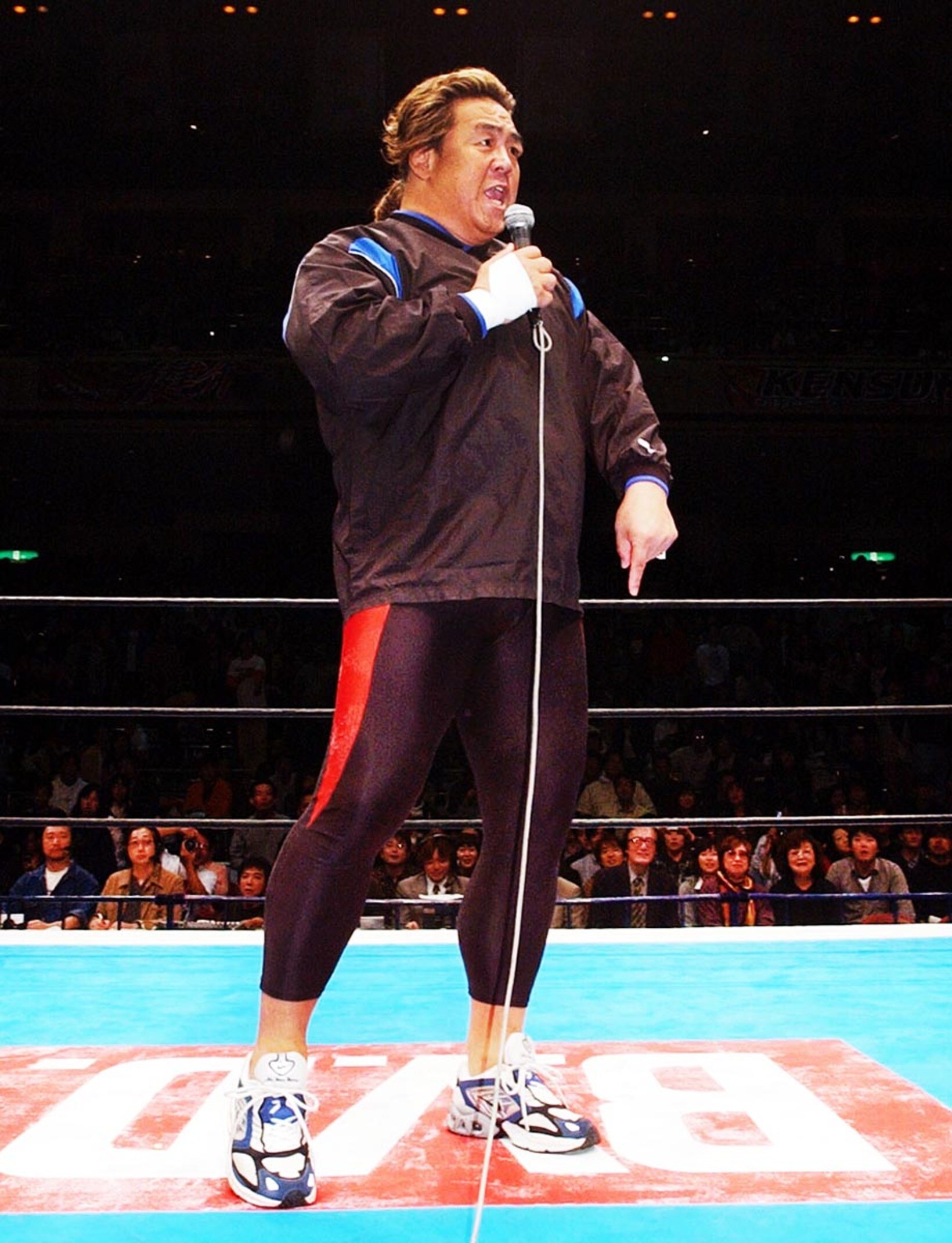 電撃登場した長州（２００４年１０月、両国国技館）