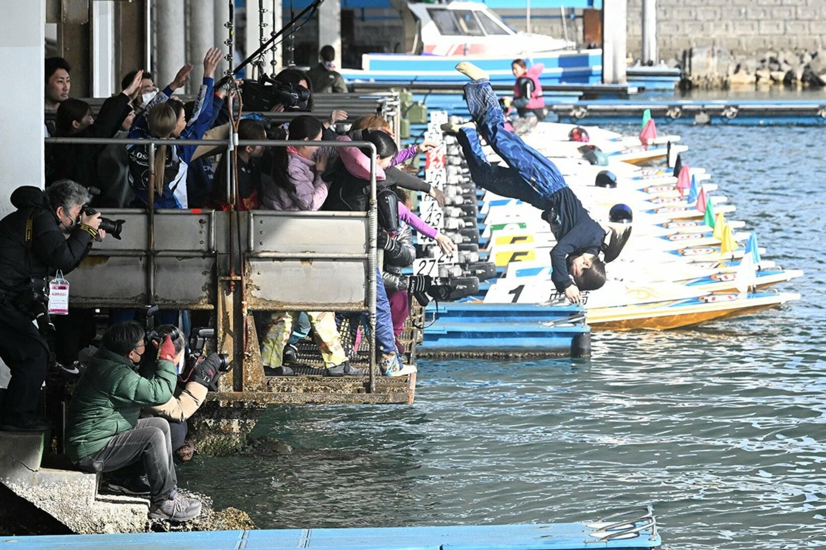 水神祭で、水面に放り込まれる武井(右)