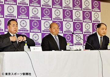  左から芝田山理事、八角理事長、尾車理事