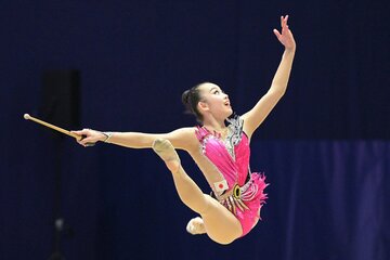 クラブの演技で躍動する鶴田芽生