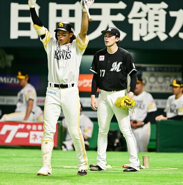 ４回、牧原大のタイムリーを喜ぶソフトバンク・柳田(左)と、打たれたロッテ・佐々木朗