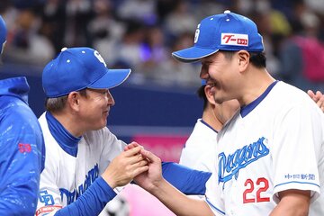 大野雄大（右）と笑顔でタッチする立浪監督