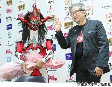  獣神サンダー・ライガー（左）と永井豪氏