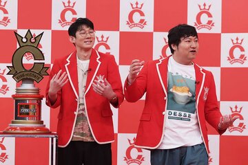 昨年優勝を果たしたロングコートダディ・堂前透(左)と兎