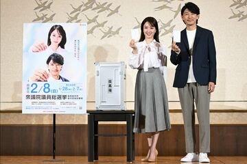 谷まりあ（左）と藤木直人
