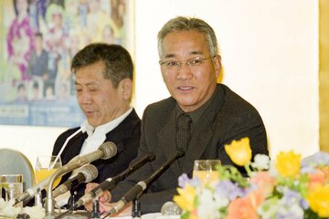引退会見を行う上岡龍太郎さん（２０００年３月７日）