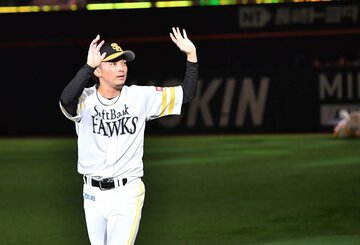  ノーヒットノーランを達成しファンに手を振るソフトバンク・東浜（東スポWeb）