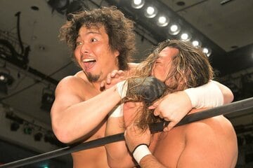 ２冠王者・辻陽太(右)の口に指を突っ込むジェイク・リー