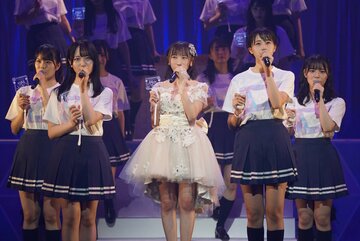  薮下楓(中)が最後のステージで熱唱（©ＳＴＵ４８）