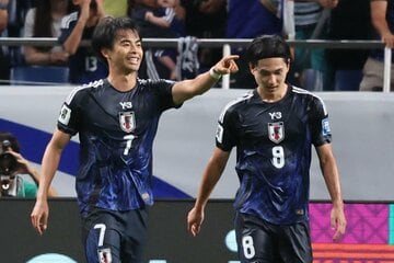 三笘薫（左）と南野拓実