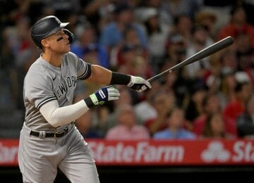  ８回、中越えに５０号を放つジャッジ（ロイター＝USA　TODAY　Sports）