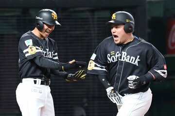 ６回に先制の７号２ランを放ち、テンションが上がるソフトバンク・山川穂高(右)