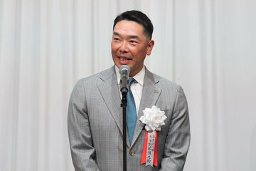 あいさつする阿部慎之助監督（提供写真）