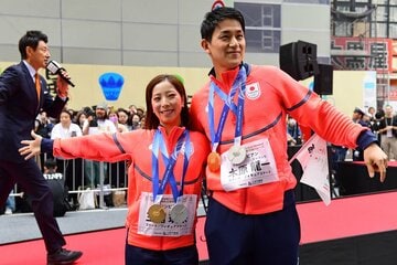 パレードに出席した三浦璃来（左）と木原龍一