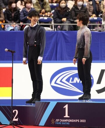 優勝・宇野（右）と２位・島田は表彰台で笑顔を見せていた