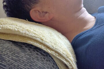 厚手のタオルか小さいクッションを枕と首の隙間に挟んで寝心地を調整