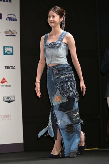 〝特別な一着〟を履いて登場した松本若菜