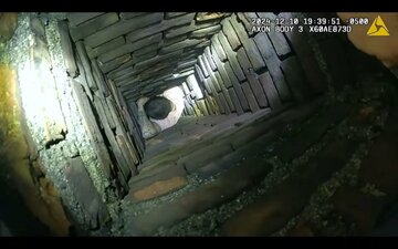 煙突に挟まった男（フォールリバー市警察署のフェイスブックから）