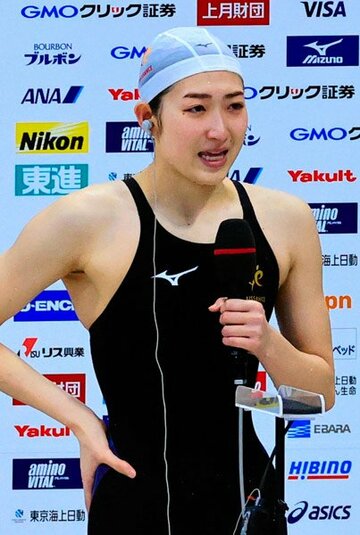  優勝インタビューで涙ぐむ池江璃花子