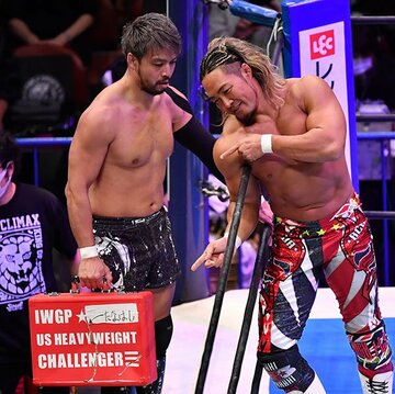  棚橋弘至に壊されたカバンを見せるＫＥＮＴＡ