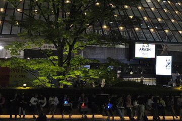 チケットを入手できず、東京ドームの側で最終公演の配信を見る嵐のファンたち