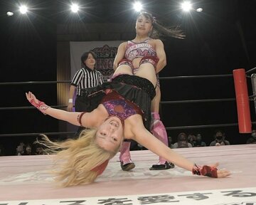  愛野ユキ（手前）にジャイアントスイングを決める渡辺未詩