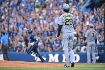 2回裏、宮下朝陽(奥)に勝ち越し2ランンを浴びた高橋遥人