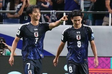 三笘薫（左）と南野拓実