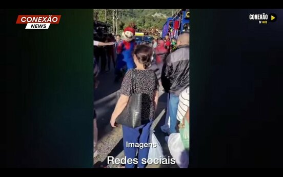 マリオとスパイダーマンが殴り合い（ブラジルメディア「コネクサォン・ニュース」の公式ユーチューブから）