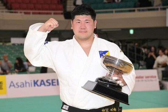 優勝トロフィーを受け取った香川大吾