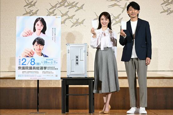 谷まりあ（左）と藤木直人