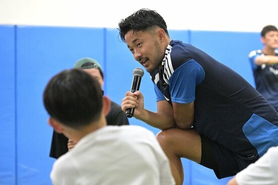 子供たちへのサッカー指導が好評だったDF菅原由勢だが…