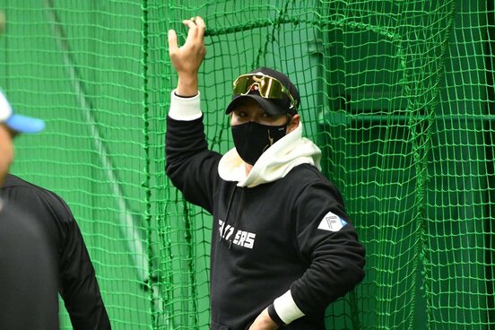 室内練習に姿を見せた日本ハム・新庄監督