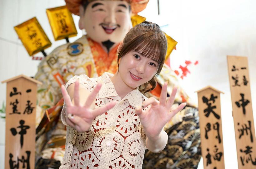 直撃インタビューで４０の質問に答えた生田衣梨奈はこのポーズ