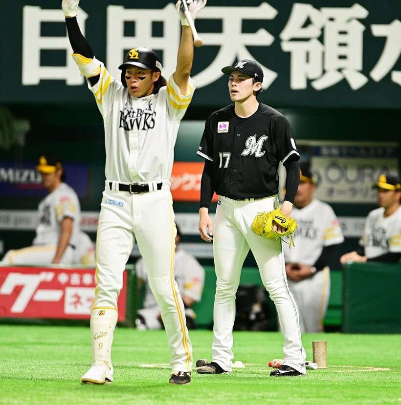 ４回、牧原大のタイムリーを喜ぶソフトバンク・柳田(左)と、打たれたロッテ・佐々木朗