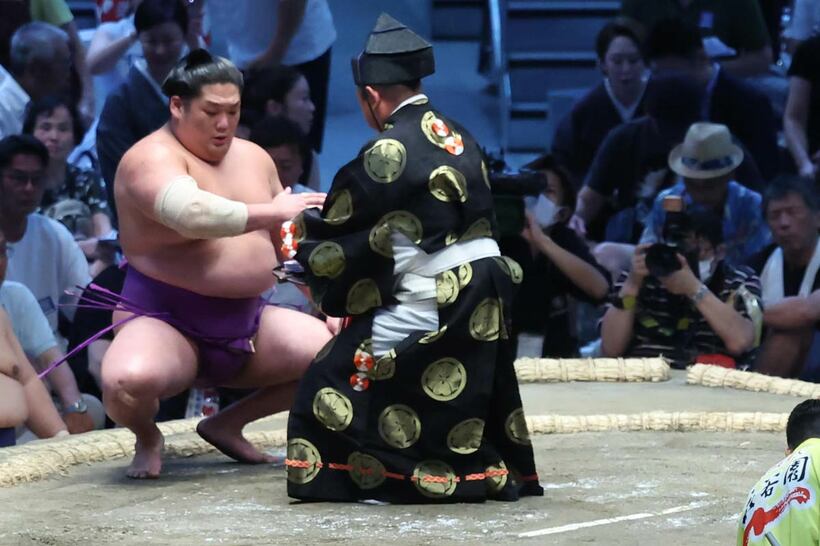 寄り切った尊富士