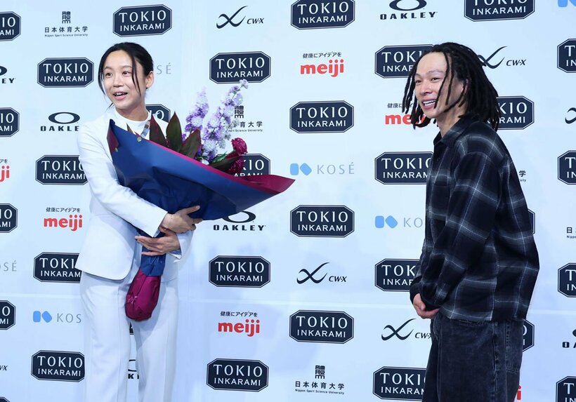 高木美帆(左)への花束贈呈に平野歩夢がサプライズ登場した
