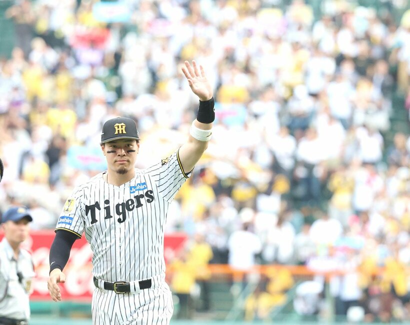 ヒーローインタビューで声援に応える佐藤輝明