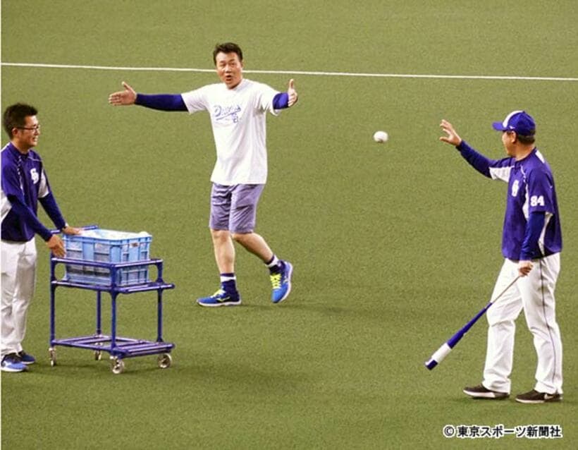  自主練習を見守る与田監督（中）